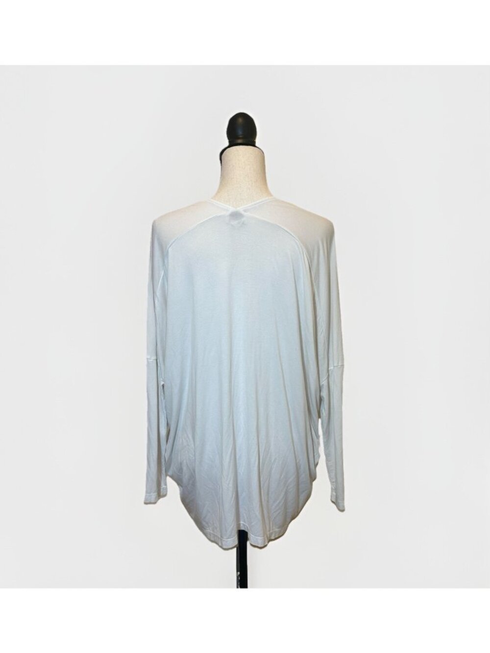 Club Monaco Top Women’s Medium White Oversized V-Neck Flowy *Flaw - Picture 2 of 12